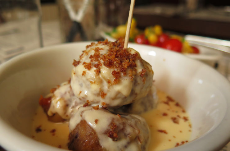 the-meatball-shop-mac-n-cheese-balls-with-cheddar-cheese-sauce