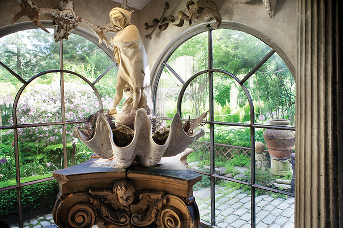 Trapp’s kitchen contains an 18th-century Venetian terracotta statue from a Medici villa, as well as a giant clamshell and hanging skulls. 